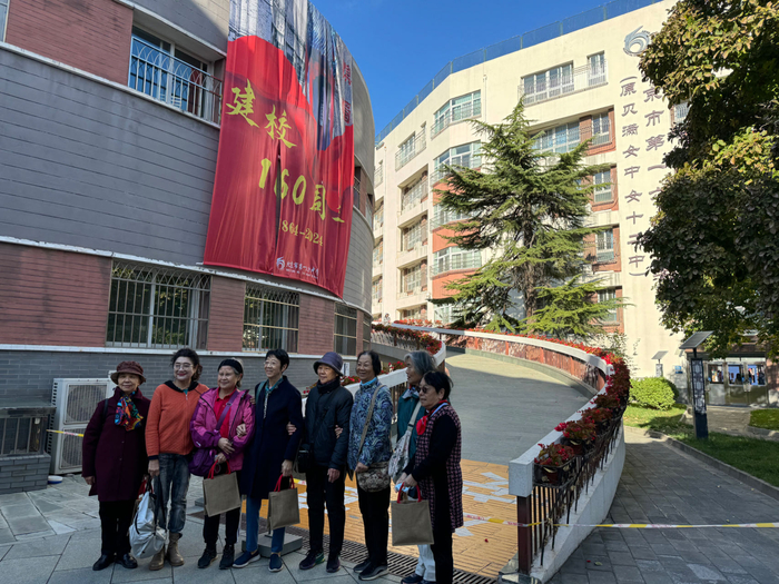 10月19日，北京市第一六六中学各届毕业生、离退休教职工回到母校。新京报记者 徐彦琳摄