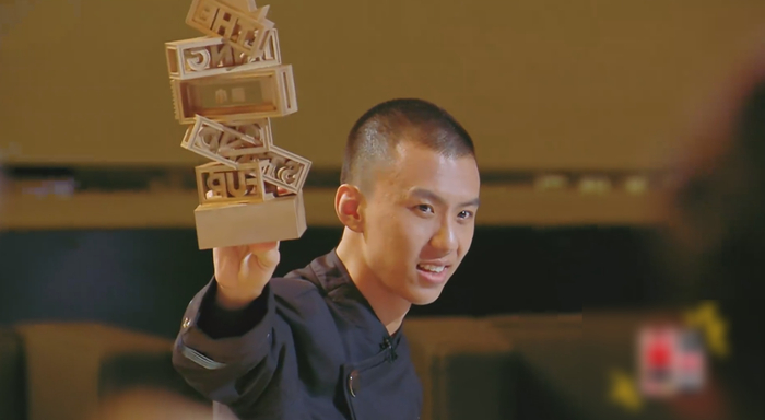 付航在总冠军奖杯里，贴上小鹿的名牌