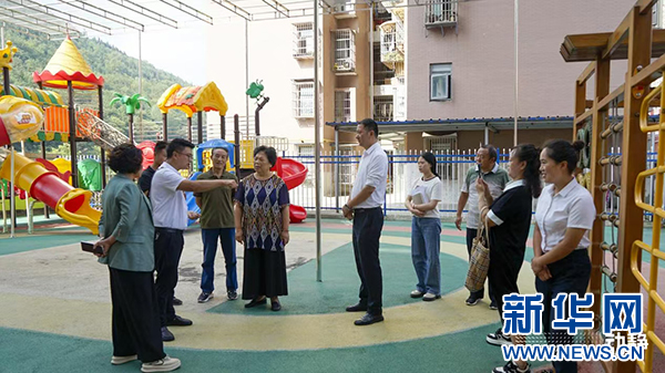 矛盾纠纷调解员到碧阳国际小区参与幼儿园与租户房屋漏水纠纷调解。新华网发