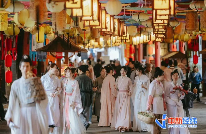 ▲横店影视城清明上河图景区“名画复活”现场。受访者供图