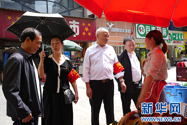 环境卫生监督员在小区街道开展环境卫生监督整治宣传活动。新华网发