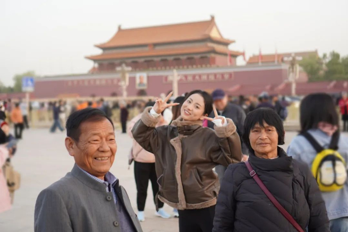 图 | 刘芹带着爷爷奶奶去了北京旅游