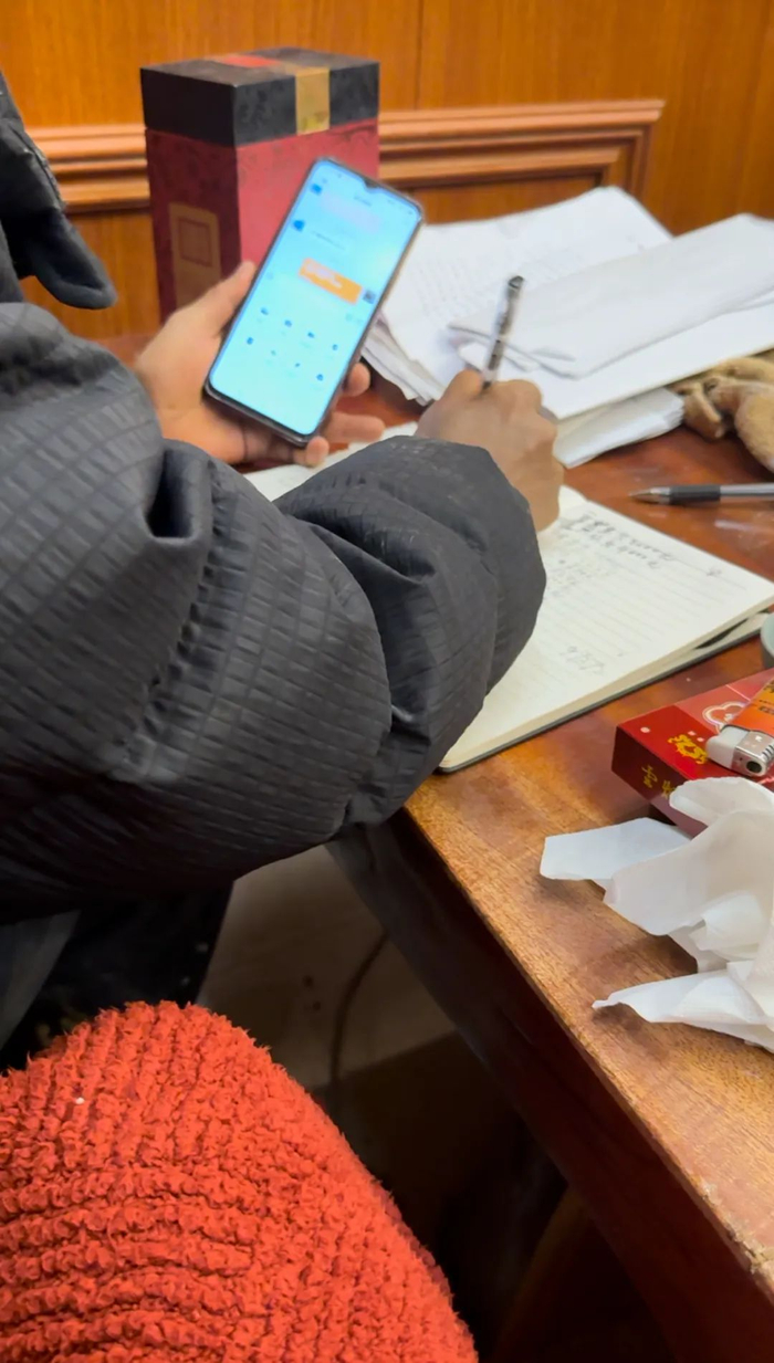 图 | 刘芹的爸爸在手机上一笔笔转账还款