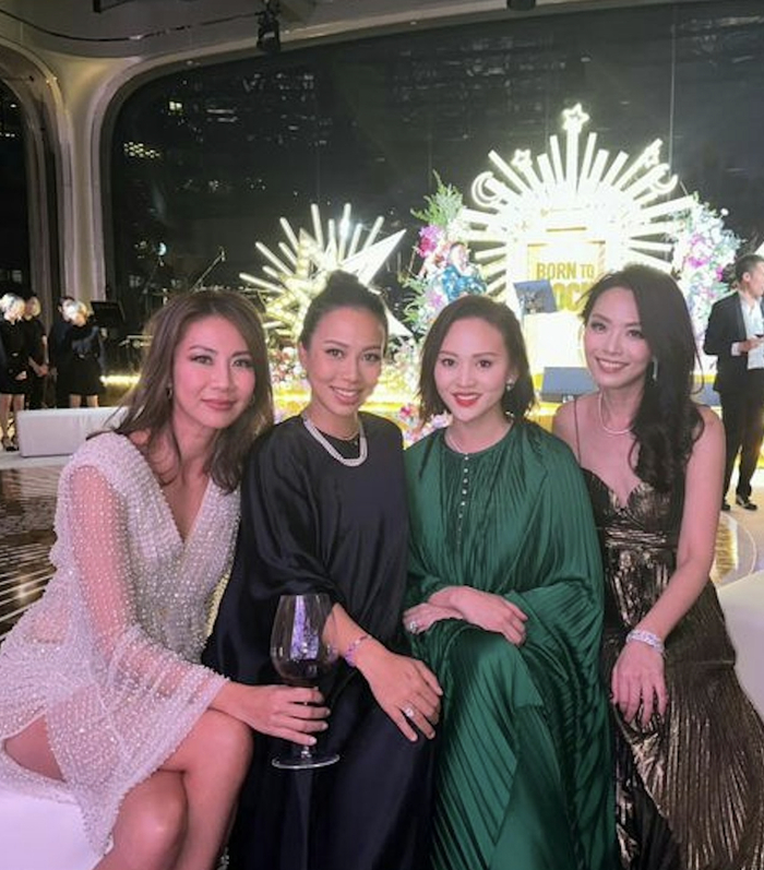 在与众名媛的合照中,邢嘉倩几乎都是站在边上,说明她并不是中心人物