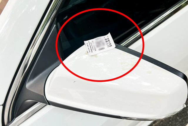 贴在车身上的涉黄广告。图源：新宁公安