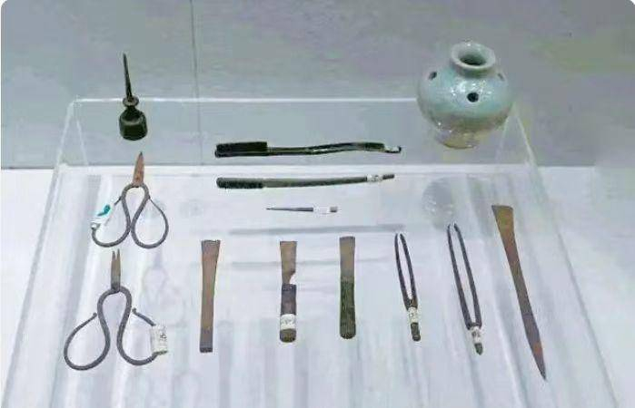 乡,江阴中医药文化源远流长,先后涌现温病名家柳宝诒,经方大家曹颖甫