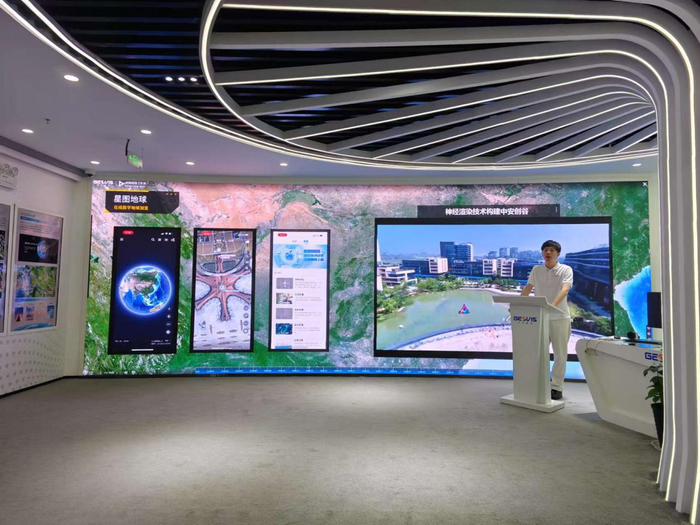 中科星图工作人员在讲解“星图地球”的功能。 新京报贝壳财经记者罗亦丹 摄