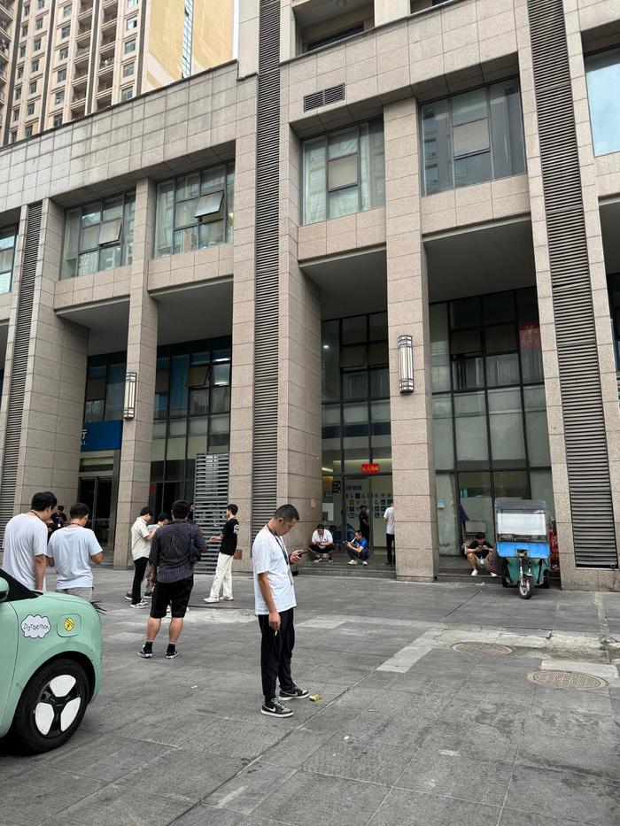 重庆信盟科技发展有限公司合肥分公司楼下,员工们工作间隙下楼休息