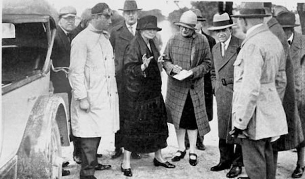 灵媒伊丽莎白·君特尔-格弗斯（穿黑裙者）协助警方侦破一起抢劫谋杀案，约1925年