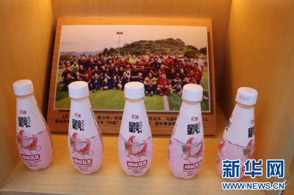 图为“村超”联名饮料。新华网发（黄芳薪 摄）