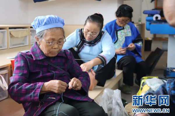 图为母亲回家手工坊直播中心正在刺绣的女工。新华网发（黄芳薪 摄）
