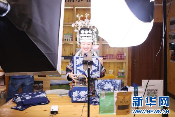 图为榕江县“村超”推荐官在直播。新华网发（黄芳薪 摄）