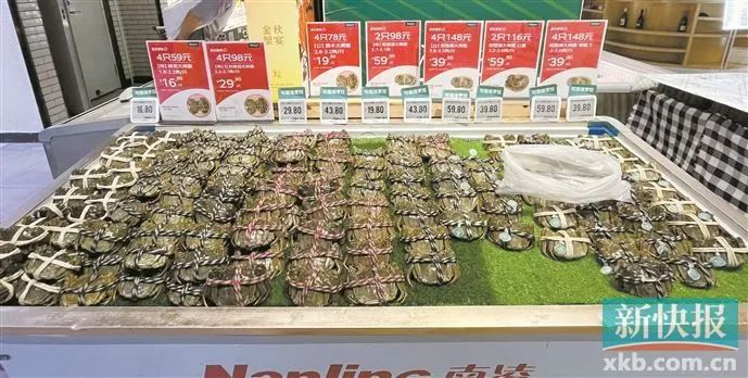 一家超市里的大闸蟹，有大约10个不同价格。新快报记者 梁贤安/摄