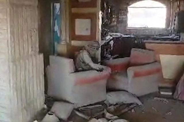 当地时间2024年10月17日，加沙地带，哈马斯领导人辛瓦尔被击毙前画面曝光，曾向无人机投掷棍子。视觉中国 图