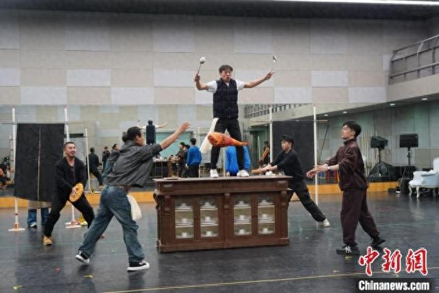 《一仆二主》在紧张排练中。高尚摄