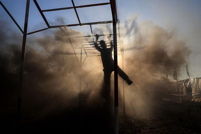 2023年8月8日，加沙地带南部的汗尤尼斯，一名青年参加巴勒斯坦哈马斯运动每年组织的军事风格夏令营。视觉中国 图