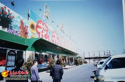 　　2000年9月6日，市民在明珠花卉市场赏花购花。受访者供图