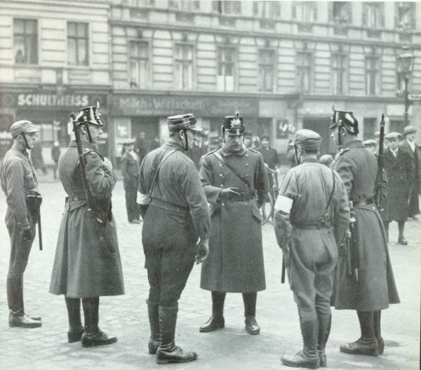 1933年春，柏林警察和冲锋队联手镇压纳粹政权的反对者