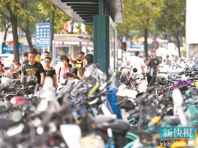 地铁同和站周边扎堆的电动自行车将公交站台包围起来。