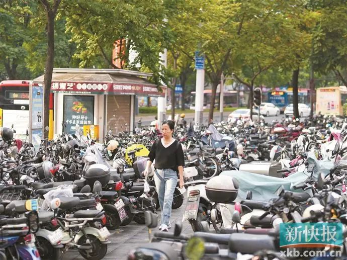 地铁同和站D口正对着的区域停满了电动自行车，过道仅容一人通行。