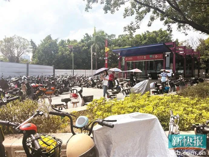 地铁黄村站D口停放了不少电动自行车。