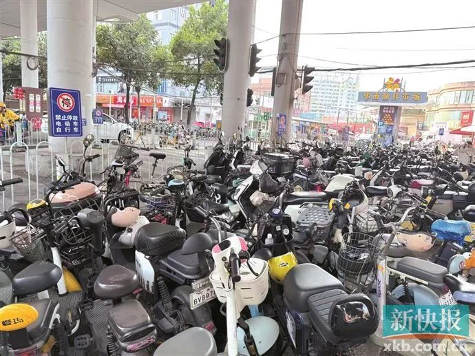 地铁西塱站附近的立交桥下停满了电动自行车。