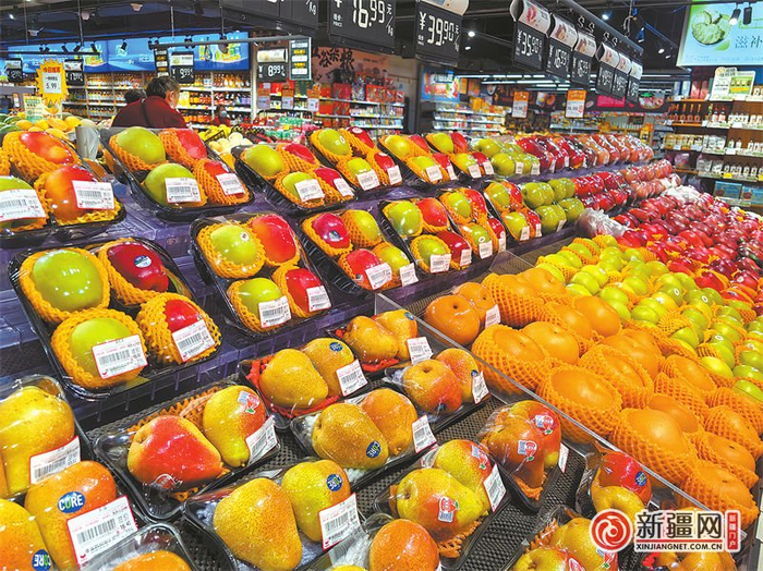 苹果、香梨、石榴、柿子、柑橘类等水果陆续大量上市，受到消费者欢迎。 （全媒体记者王璇摄）