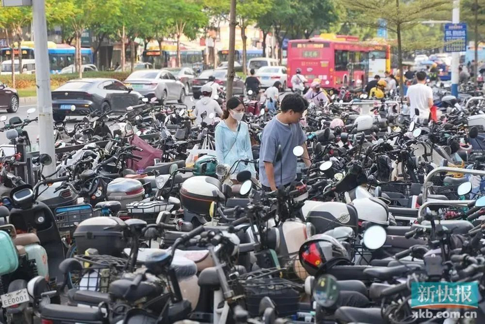 地铁同和站A口周边停满电动自行车。