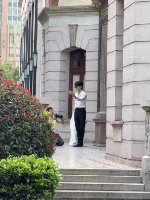 网友上海太古汇偶遇周柯宇96 白马王子帅的太优越了 期待直播