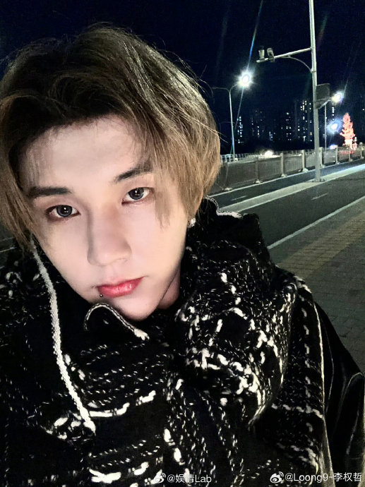 天气转凉,保暖小能手@loong9-李权哲 已经戴好围巾了 提前感受到了