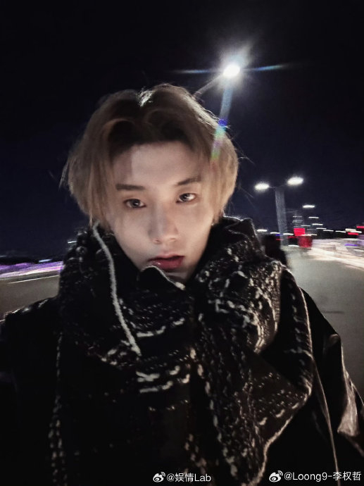 天气转凉,保暖小能手@loong9-李权哲 已经戴好围巾了 提前感受到了