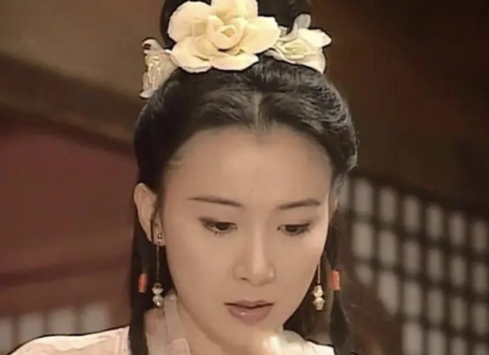 最美慕容九:被母亲嫌弃哥哥欺凌,靠写书自救,56岁让无数人羡慕