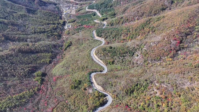 丹东宽甸有个夹皮沟岭,不在硼海,弯多秋色艳,老司机也未必走过