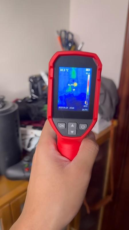吴文煜用热成像扫描仪检测出提前放置的摄像头，屏幕中黄点为摄像头。受访者供图