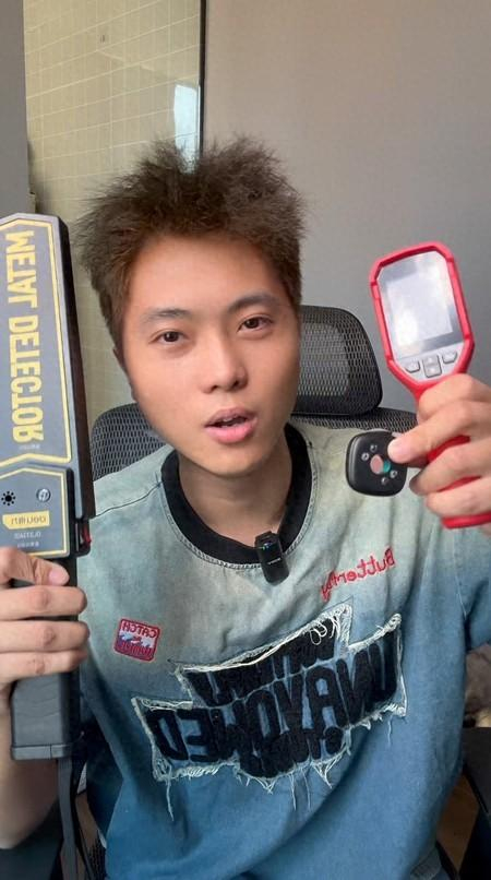 吴文煜测试金属探测仪（左）、红光检测仪（中）和热成像扫描仪（右）。受访者供图