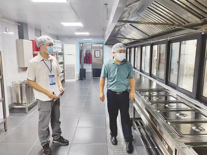     ▲南宁市“校园餐”工作专班在南宁市翠竹实验学校检查食品安全情况。    （南宁市教育局供图）
