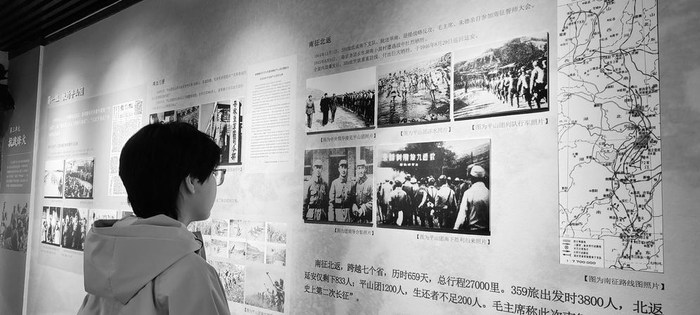 　　在西洪子店村史馆里，一名学生正在学习平山团的历史。 　　本报记者　　裴建素 摄