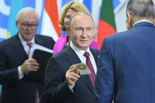 普京向俄罗斯部长们展示“金砖国家钞票”票样。图源：《俄罗斯报》报道配图