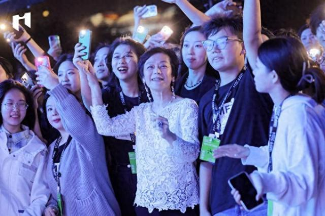 荣誉盛典上，影展评委会主席张艾嘉与青年导演一起欢呼庆祝。主办方供图