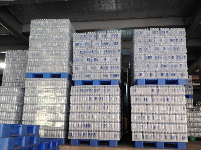 ▲等待出库的瓶装水。南国早报全媒体记者 蒋保平摄