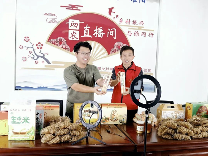 ▲东阳村驻村第一书记朱强（右）和同事在直播带货。南国早报全媒体记者 蒋保平摄