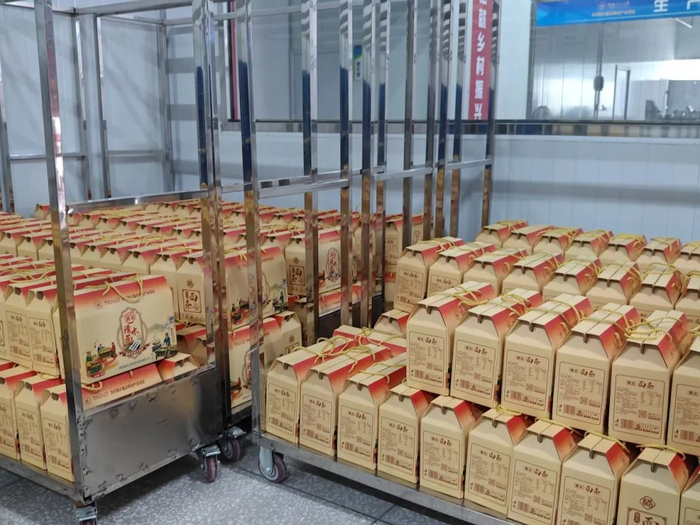 ▲等待运出仓库的面条礼盒。南国早报全媒体记者 蒋保平摄