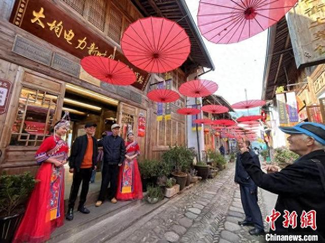 在浙江景宁大均村“中国畲乡之窗”，游客感受畲族风情。 奚金燕 摄