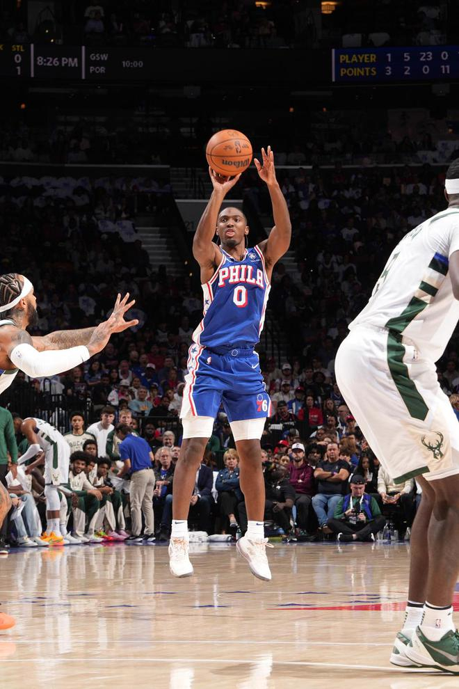 双方首发雄鹿:普林斯,字母哥,大洛佩兹,特伦特,利拉德76人:乌布雷,小