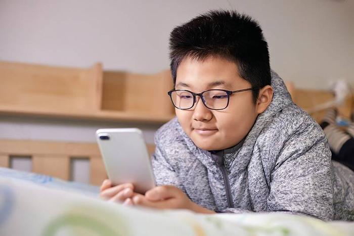 闪电心灵愈站 | 12岁男孩从沉迷手机到学习动力十足，看心理专家如何帮助→