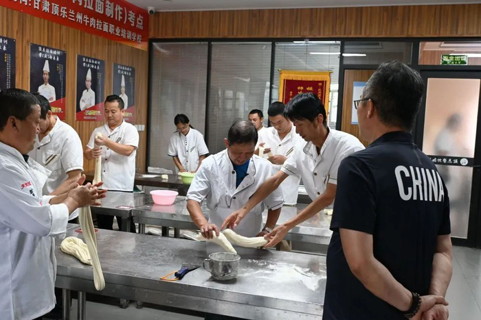 9月5日，各地学员在甘肃顶乐兰州牛肉拉面职业培训学校内实操拉面技艺。（徐皓夫 摄）