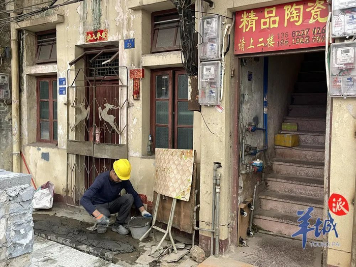 ▲有施工人员对涉事区域进行路面修补。