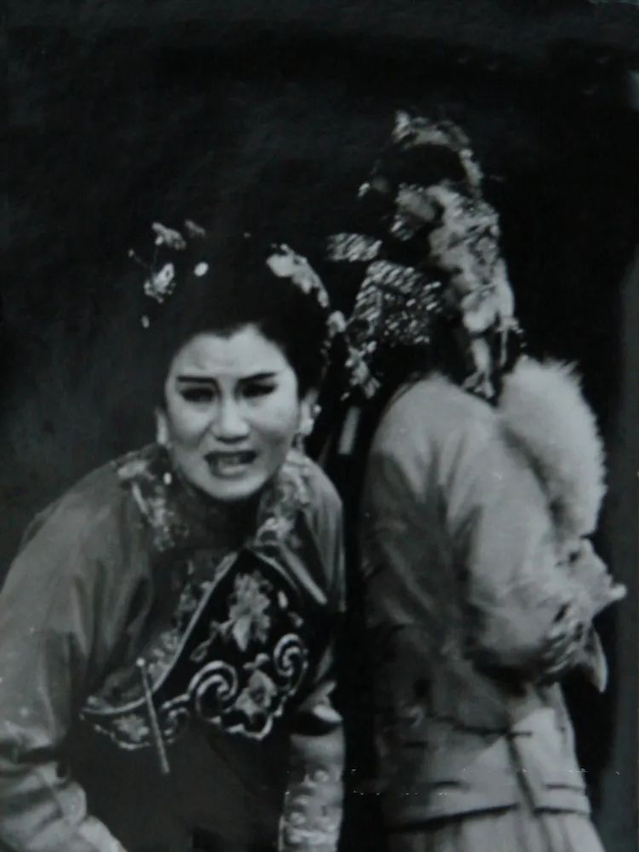 1985年，赵丽蓉在宝坻影剧院演出《花为媒》中饰阮妈。来源 天津图书馆
