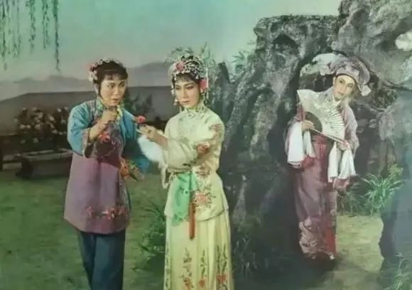 赵丽蓉和新凤霞演出的《花为媒》。资料图片