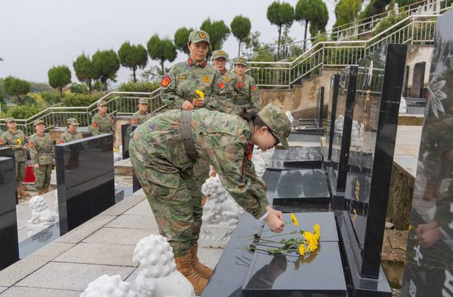 10月22日，湖南路模范女子民兵连前往连云港灌云县祭扫王继才烈士墓。李慎凯 摄
